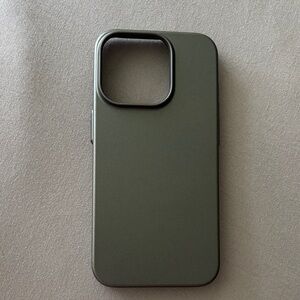 Dark gray/black torris iPhone case for iPhone 15 and 16 pro